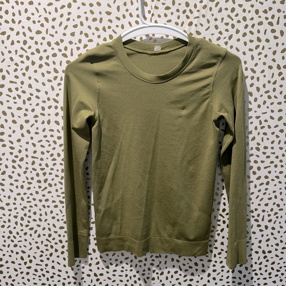 LULULEMON LONG SLEVE GREEN SWIFTLY TECH TOP WOMENS 0 (small snag/hole)